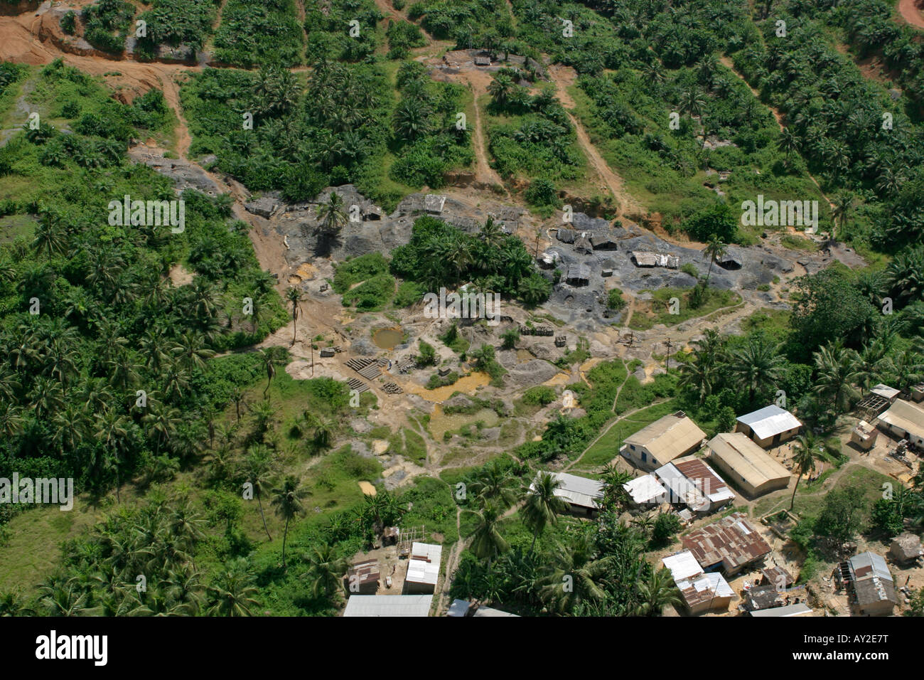Antenna di danni ambientali dovuti illegale miniere d'oro da Galamsay attività, con parte della città Prestea inferiore destra del Ghana Foto Stock