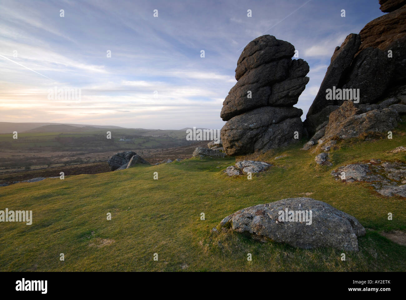 Vista della formazione di roccia a sella Tor, Dartmoor, Inghilterra, vicino al tramonto. Foto Stock