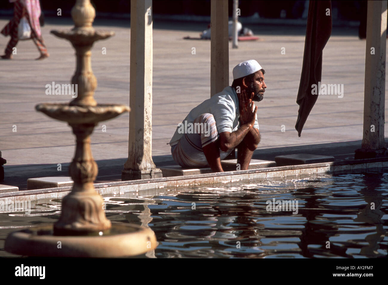 Uomo musulmano ritualmente lavaggio (Wudu) prima di preghiera a Jami Masjid (Grande Moschea), Ahmedabad, Gujarat, India. Foto Stock