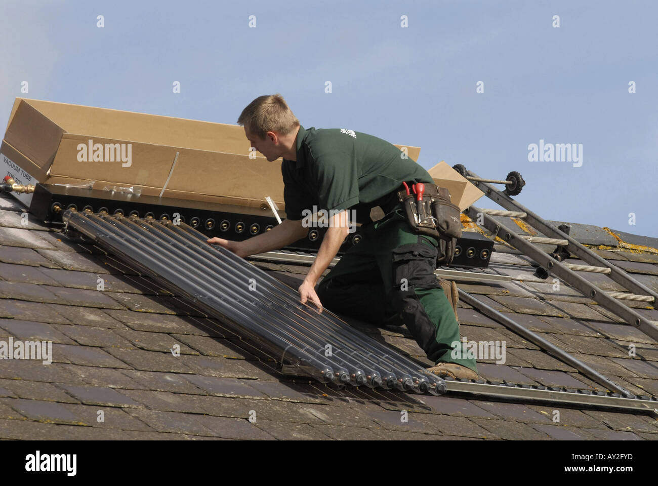 Riscaldamento di Acqua Solare riscaldamento di acqua solare sistema essendo installato sul tetto di una casa in Inghilterra del Sud Foto Stock