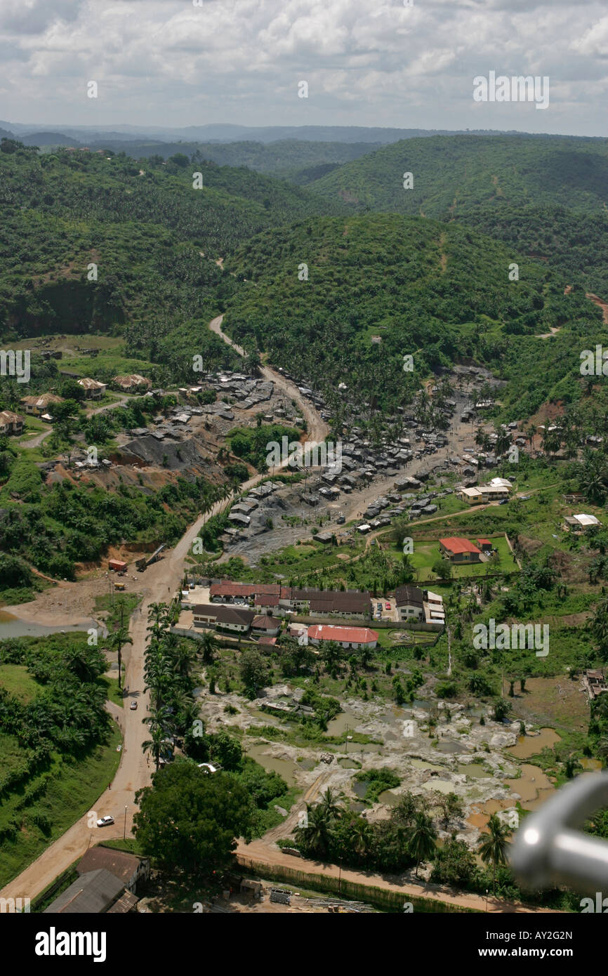 Antenna di danni ambientali dovuti illegale miniere d'oro da Galamsay attività, Prestea scuola nel centro, Ghana Foto Stock