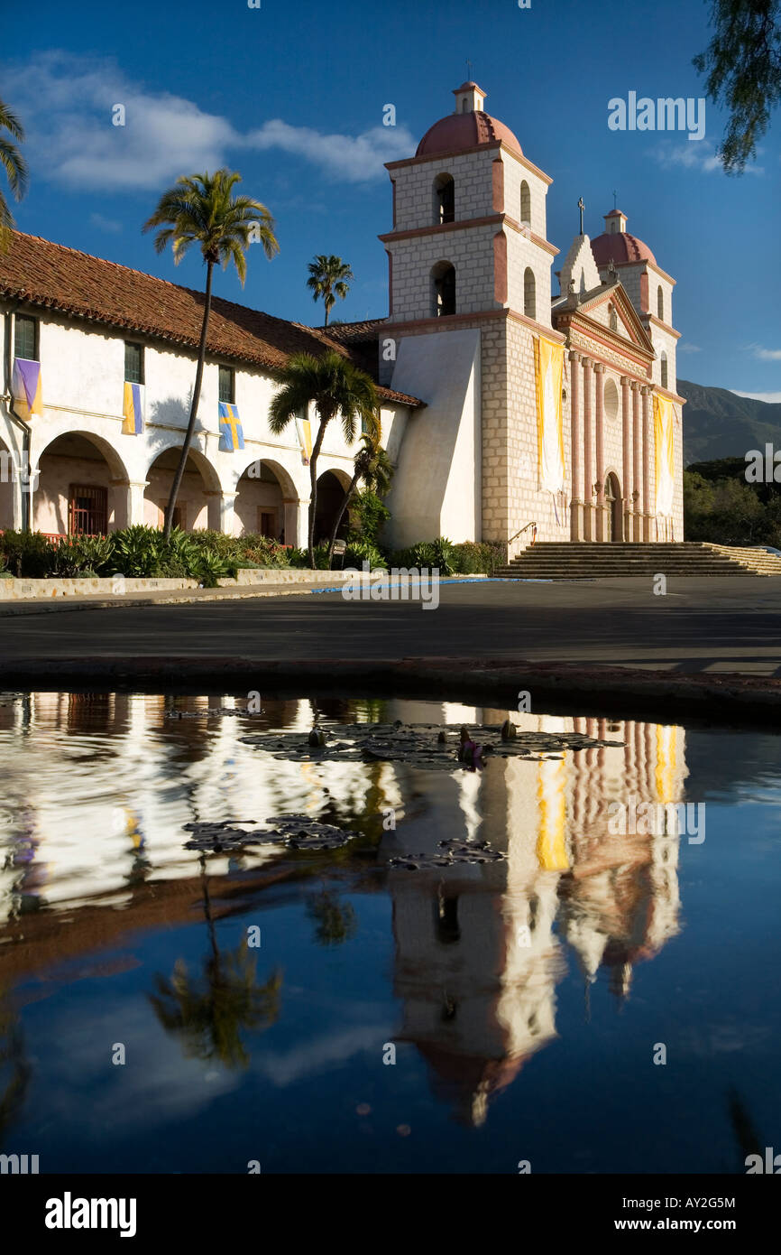 La missione di Santa Barbara in California crogiolarsi nella luce del mattino Foto Stock