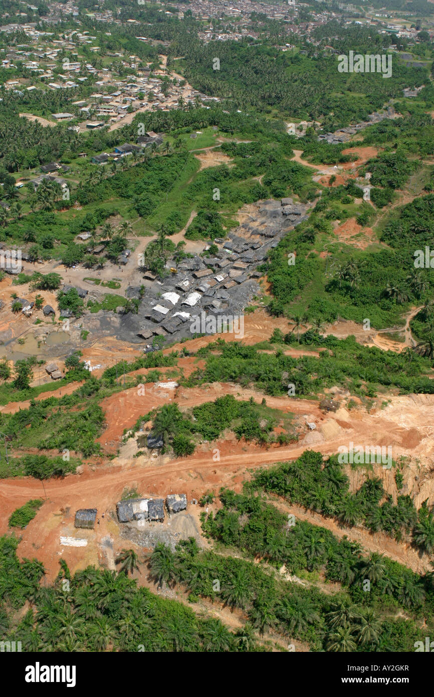 Antenna di danni ambientali dovuti illegale miniere d'oro da Galamsay attività, con Prestea township di distanza, Ghana Foto Stock