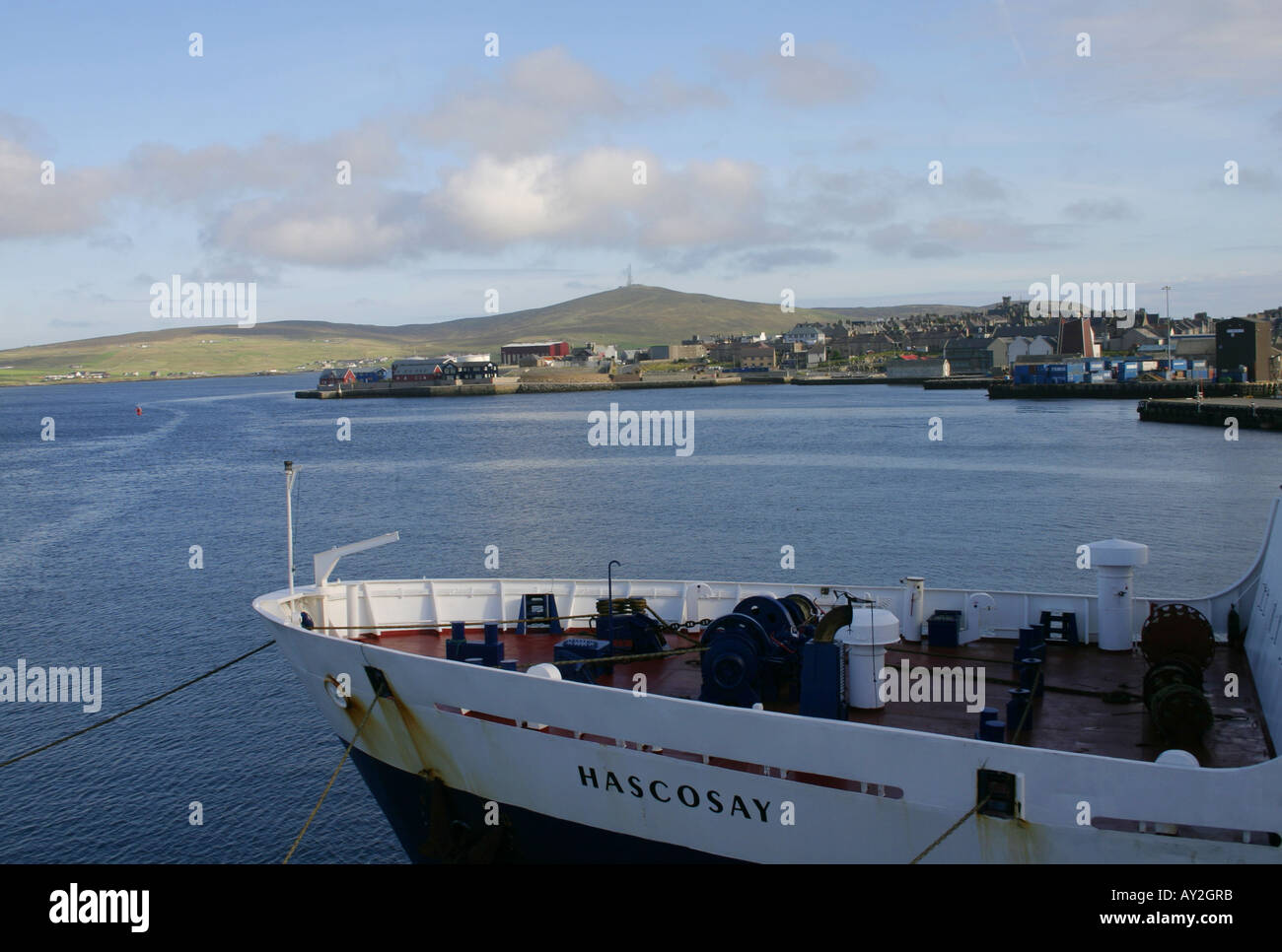 Lerwick e Ward Hill su Bressay, dal traghetto Northlink, Shetland Foto Stock