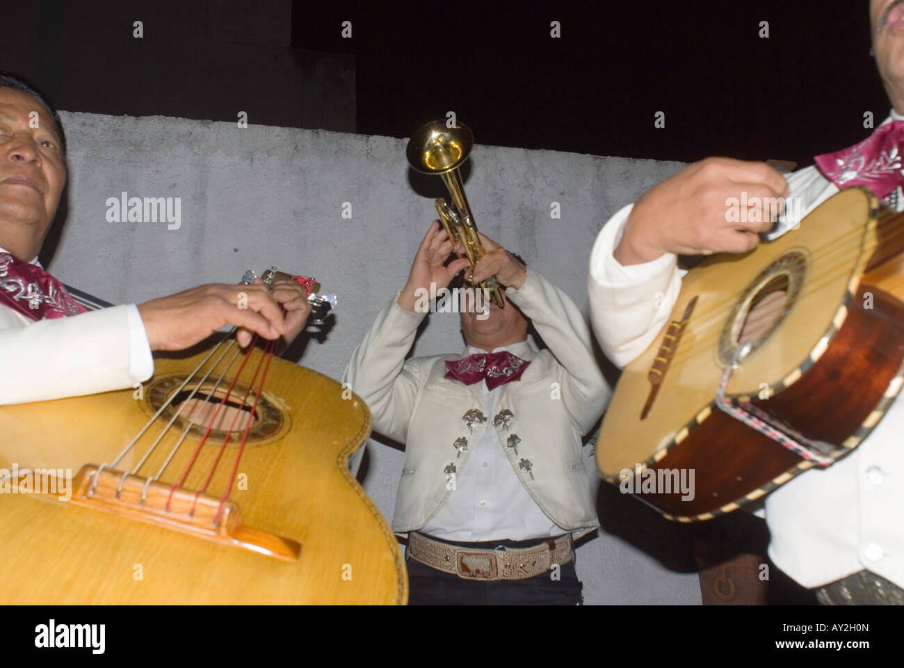Mariachi musicisti suonano per gli ospiti a un party. Foto Stock