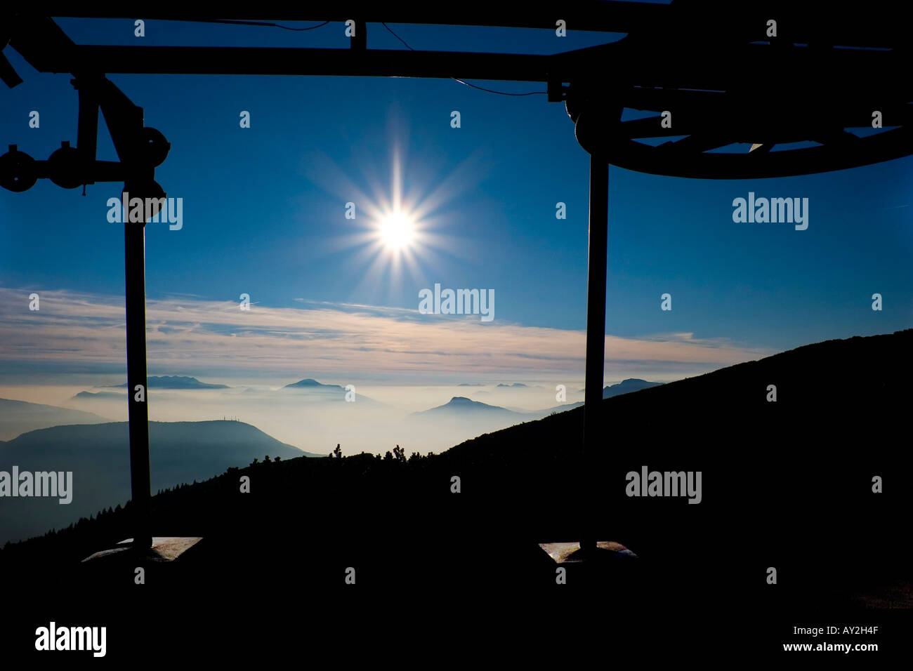 Panorama con montagne nuvole sole e buon cielo blu con il vecchio skilift Foto Stock