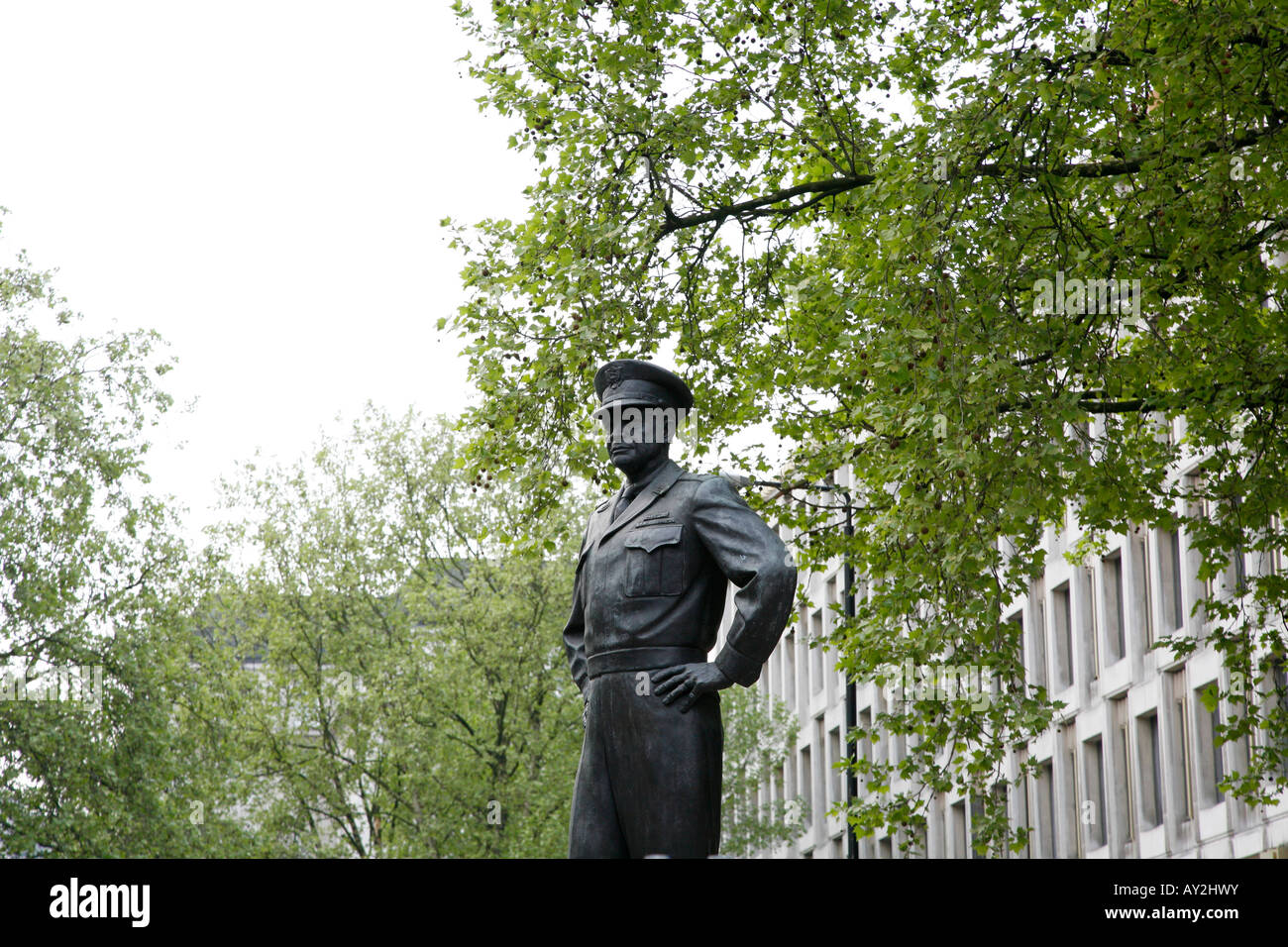 Statua del generale Eisenhower di fronte all'Ambasciata Americana di Grosvenor Square, Mayfair, Londra Foto Stock