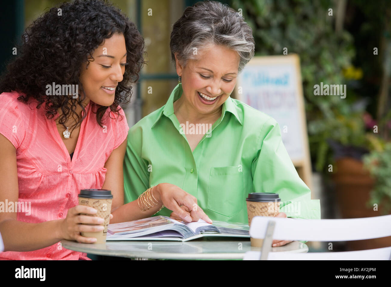 African American madre e figlia adulta guardando album di foto Foto Stock