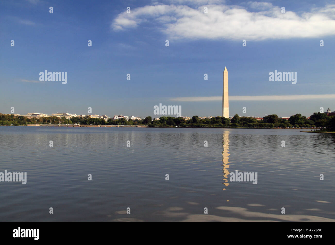 Il Monumento di Washington visto da tutto il bacino di marea di fronte al Franklin Delano Roosevelt Memorial, Washington DC. Foto Stock