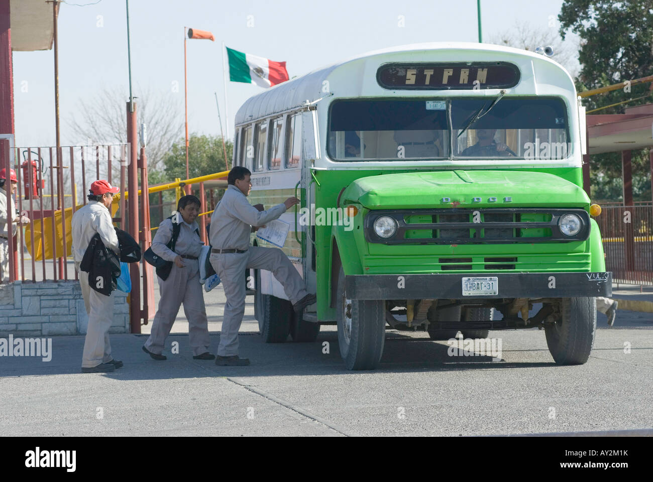 I lavoratori di lasciare l'impianto alla fine del turno di lavoro presso la PEMEX Petroleos Mexicanos impianto petrolchimico in Camargo Chihuahua Foto Stock