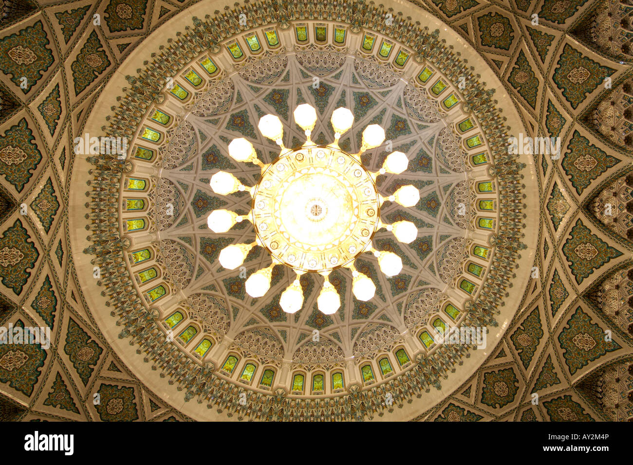 Lampadario e interno della cupola sopra la zona di preghiera del Sultano Qaboos grande moschea di Muscat, della capitale di Oman. Foto Stock