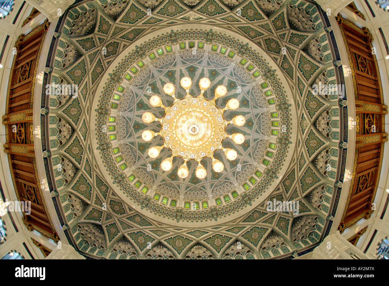 Lente fish-eye del lampadario e tetto all'interno della area di preghiera del Sultano Qaboos grande moschea in Muscat Oman. Foto Stock