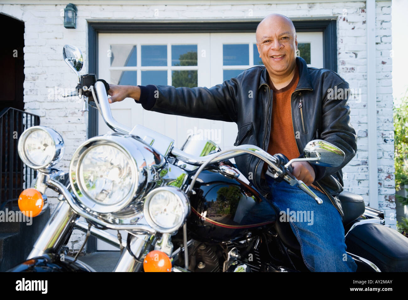 Senior African American uomo seduto sul motociclo Foto Stock