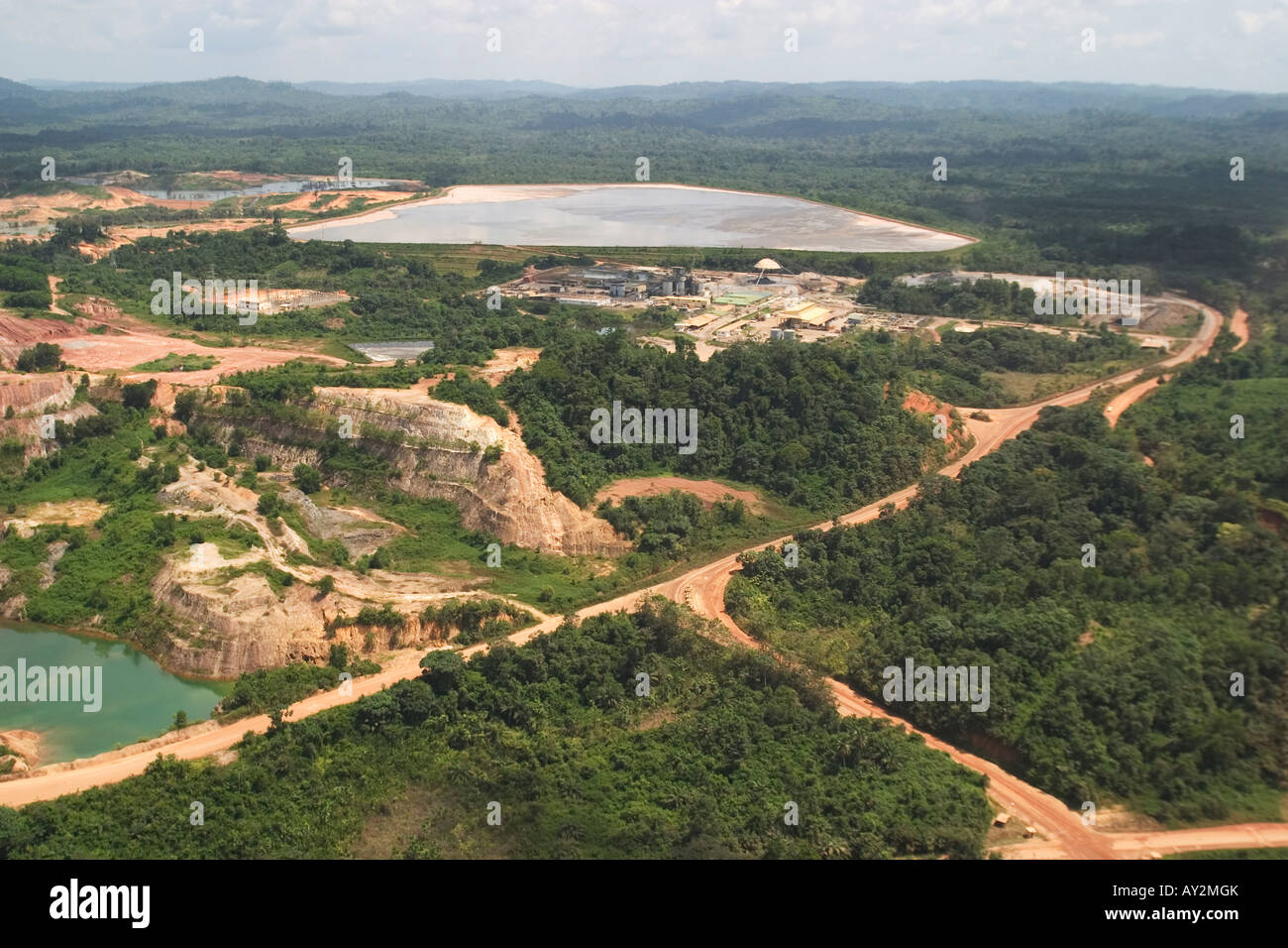 Vista aerea della superficie miniera d'oro, che mostra allo stabilimento di trasformazione e il recupero di diga in Ghana Africa occidentale Foto Stock
