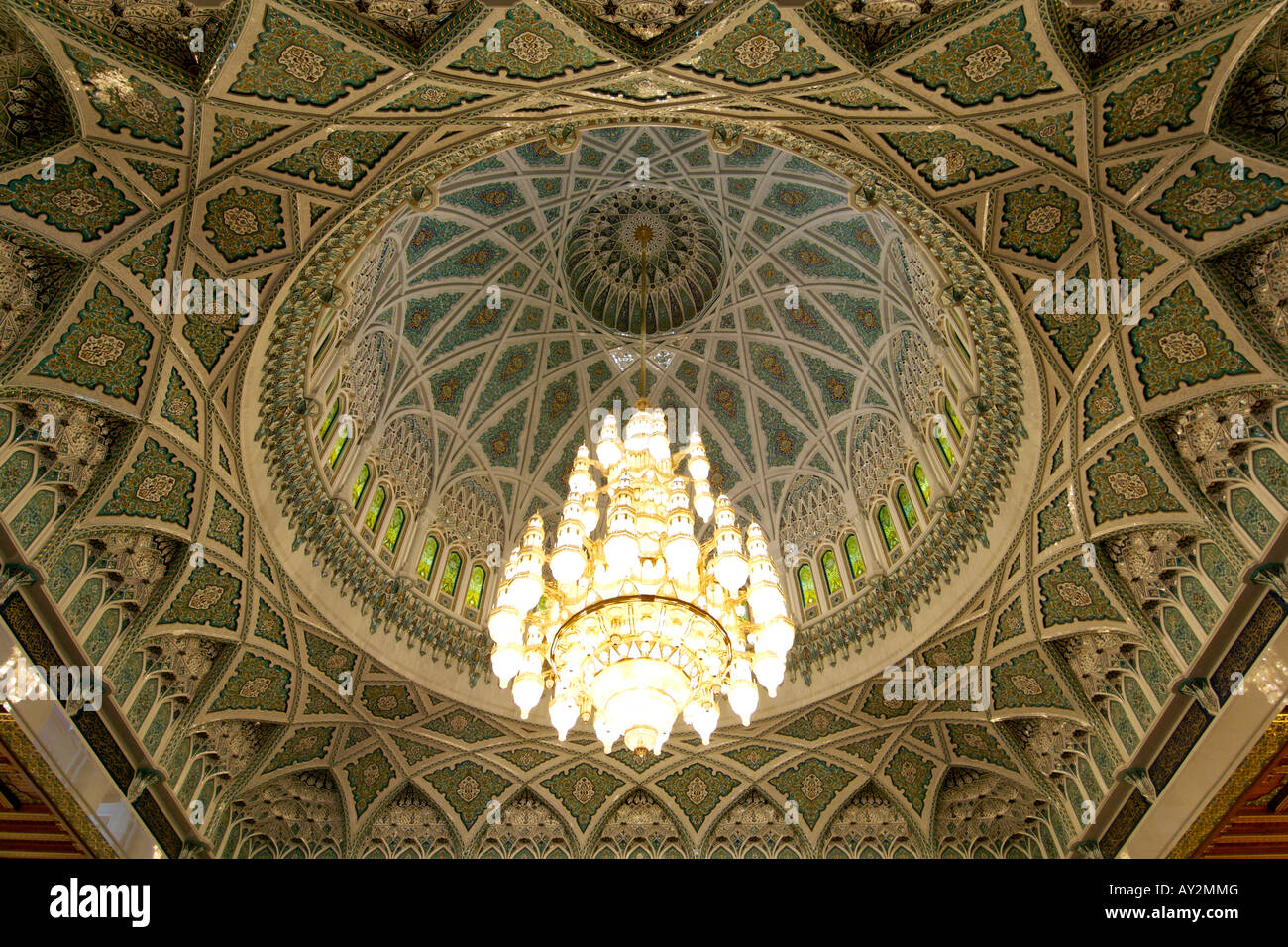 Lampadario e interno della cupola sopra la zona di preghiera del Sultano Qaboos grande moschea di Muscat, della capitale di Oman. Foto Stock