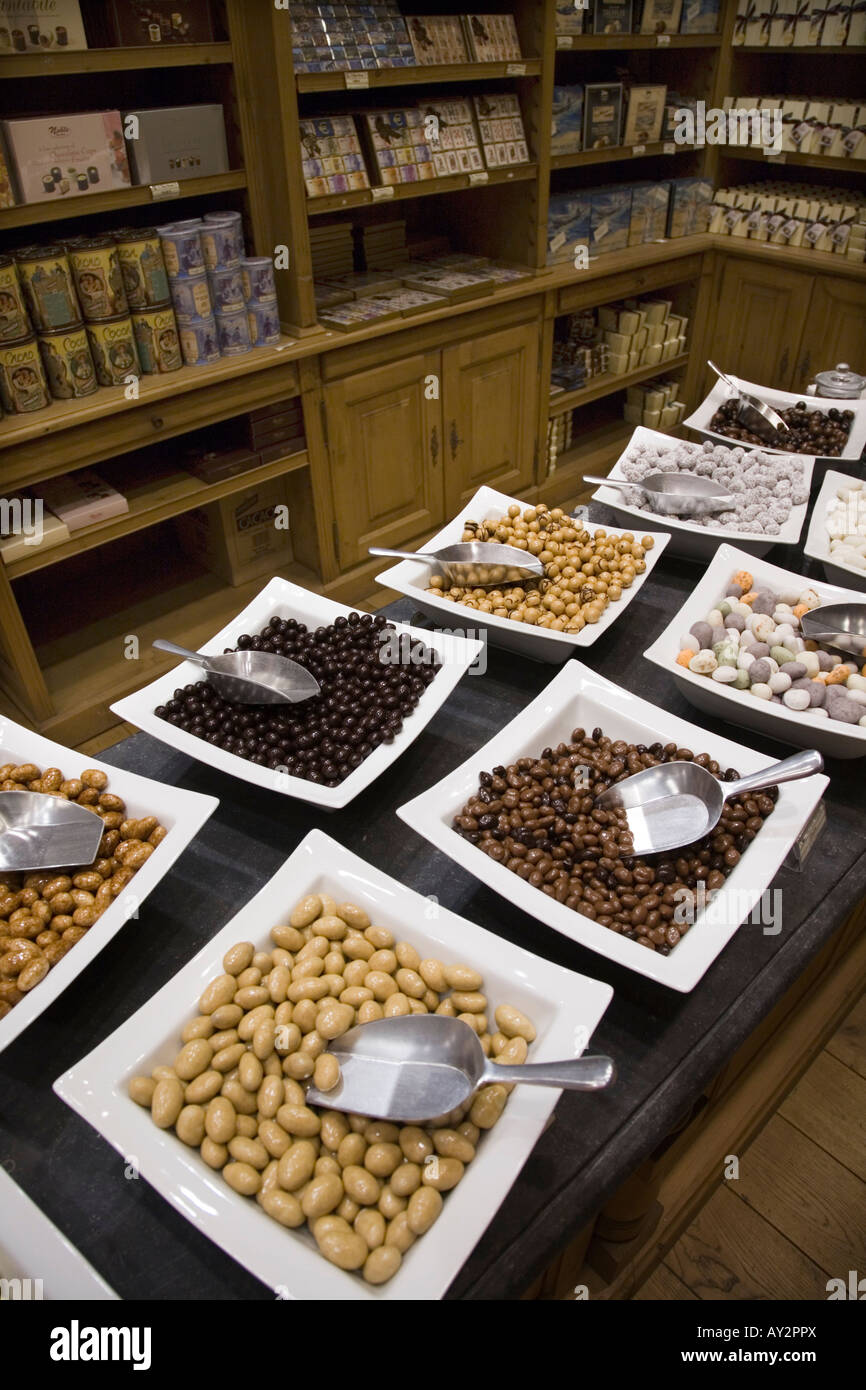 Visualizzazione tabella di ricoperta di cioccolato noci, mandorle e uvetta a Rogier Cioccolato Belga shop vicino alla Grand Place di Bruxelles. Belgio Foto Stock
