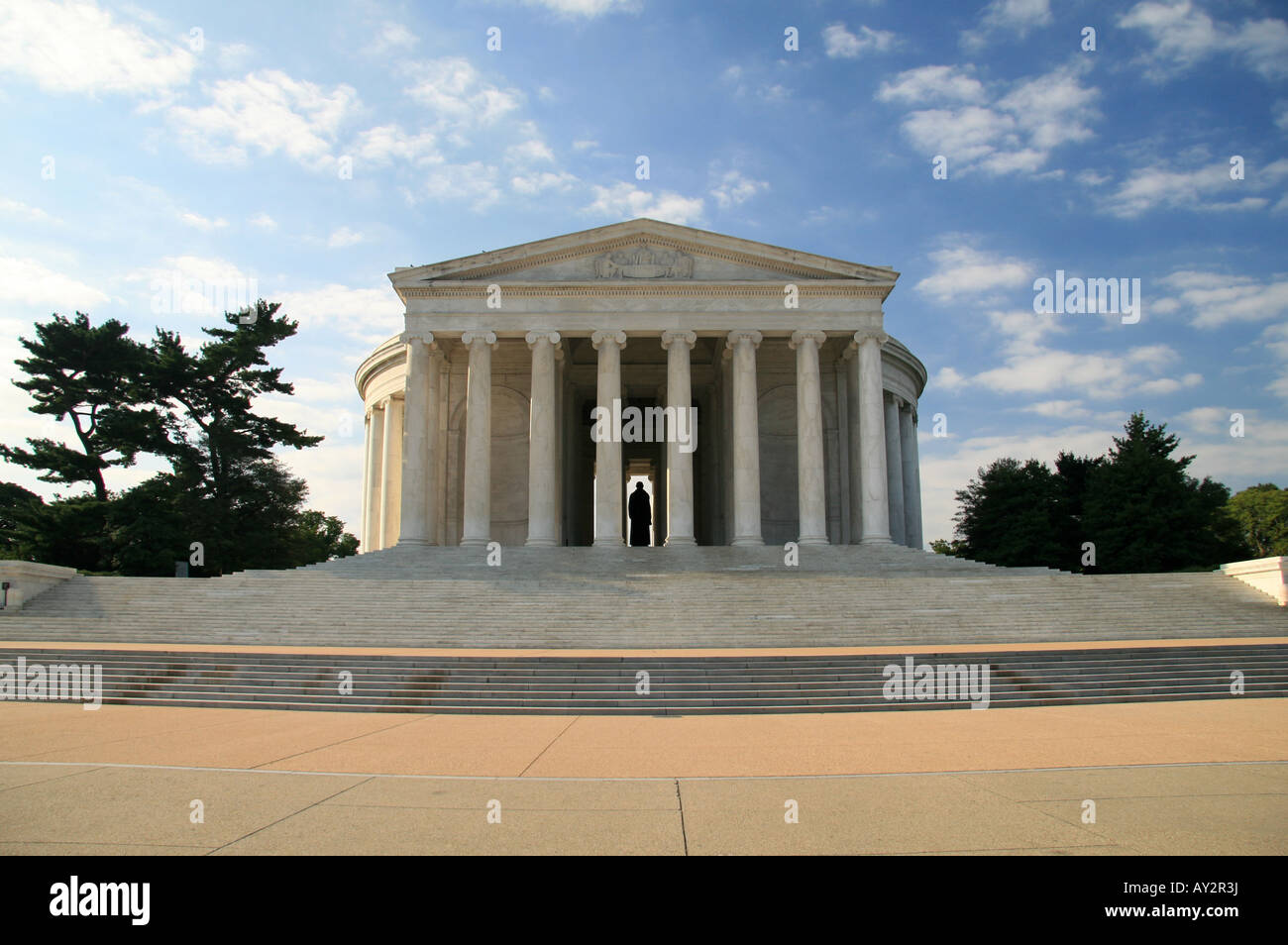 Il nord rivolto verso il lato (guardando verso sud) del Thomas Jefferson Memorial, Washington DC, con la statua di Jefferson visibile. Foto Stock