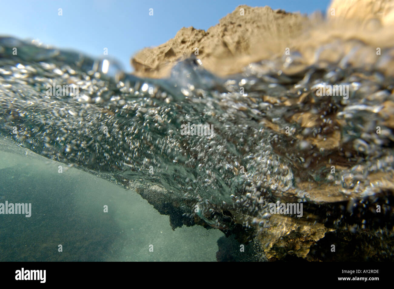 Sotto il mare, metà subacquea - bolle vicino alla superficie Foto Stock