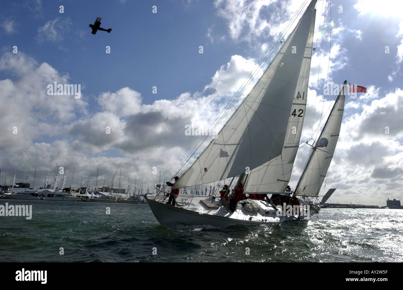 Gipsy Moth IV Sir Francis Chichester yacht storico nel Solent con un Gipsy  Moth biplano flying overhead Foto stock - Alamy