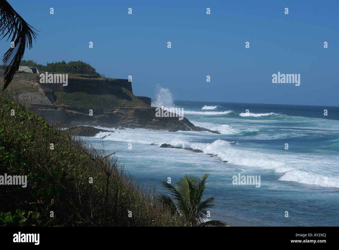 Onde che si infrangono contro una collina rocciosa su Puerto Rico la linea costiera Foto Stock