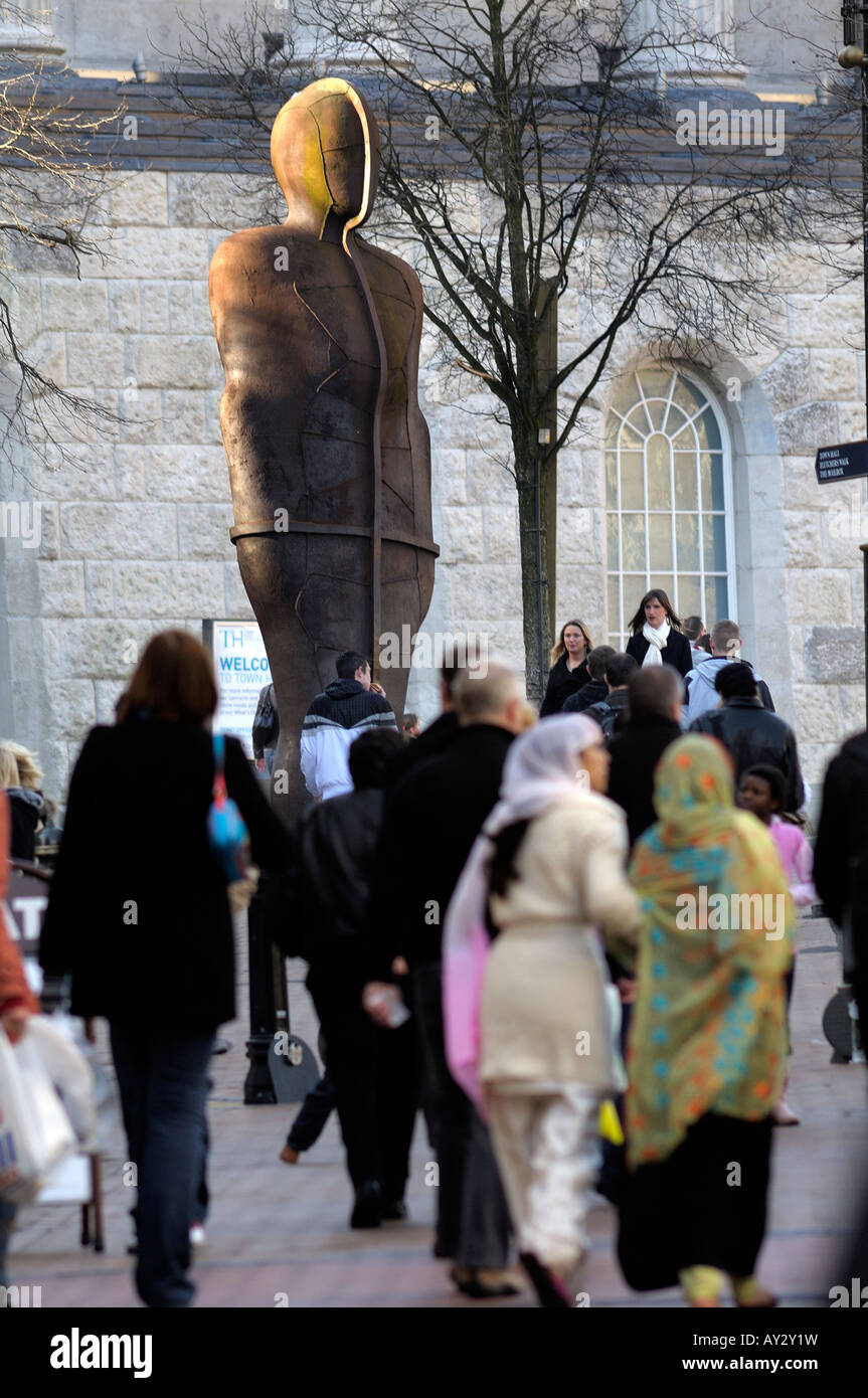 Anthony Gormley s controversa statua di ferro l'uomo sorge in corrispondenza della estremità inferiore di Victoria Square vicino Pinfold Street di Birmingham Ci Foto Stock