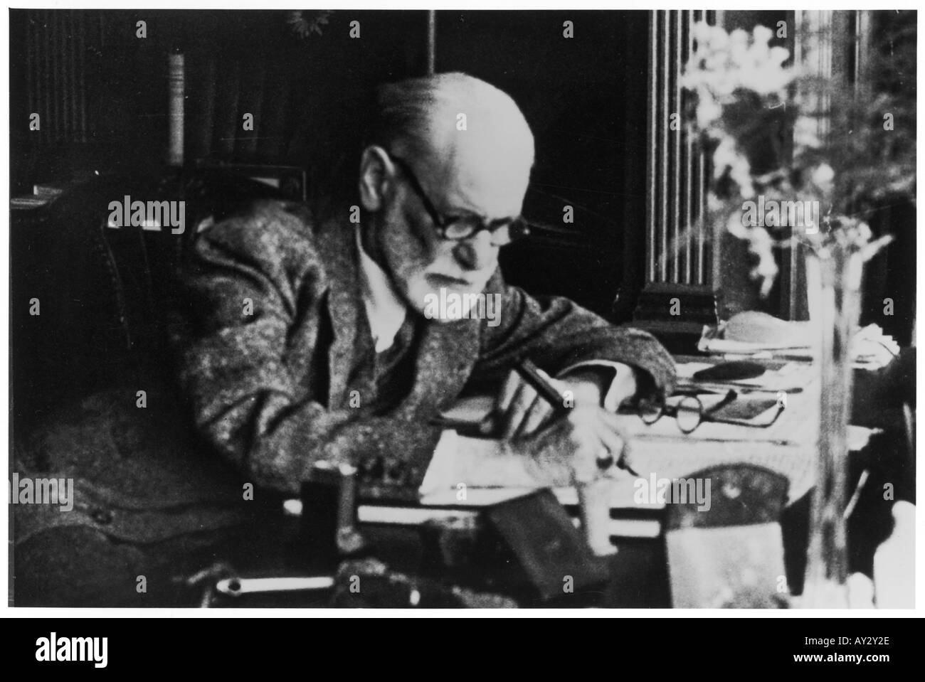 Lettura di Freud alla scrivania 30 Foto Stock