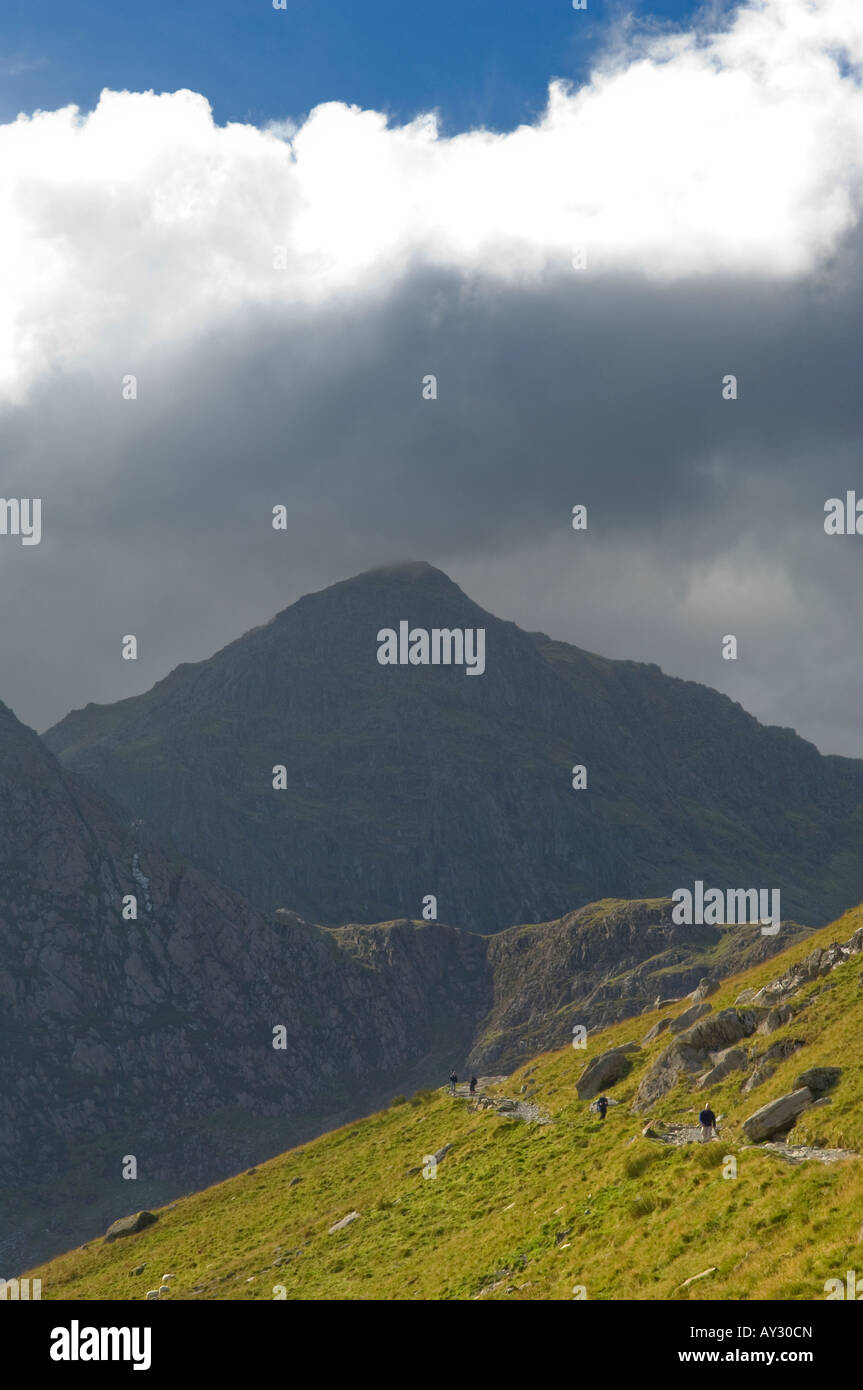 Nuvole sopra il monte Snowdon Galles del Nord Foto Stock