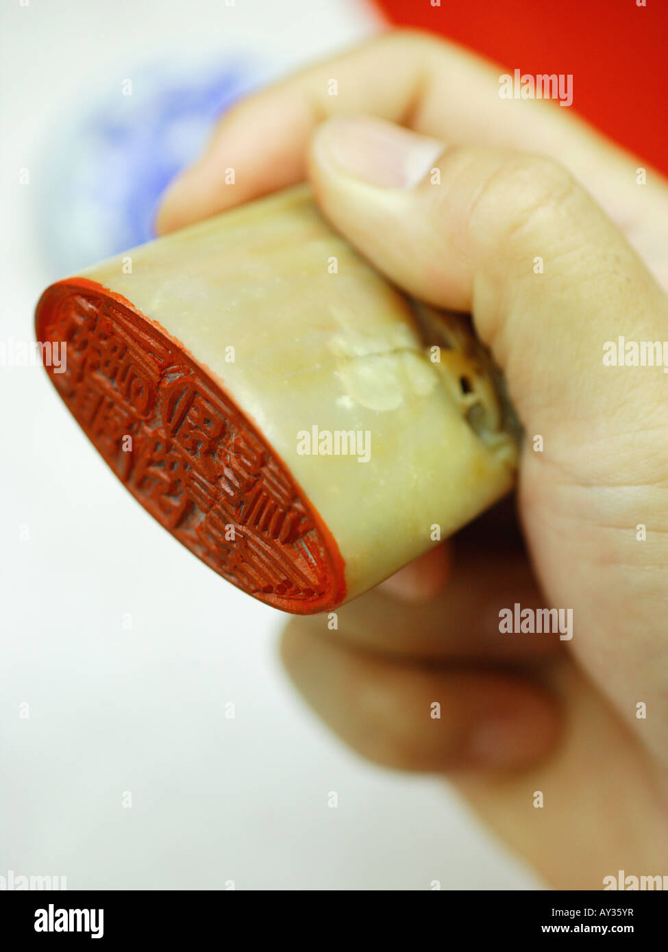 Close-up di mano di una persona in possesso di una guarnizione di tenuta Foto Stock