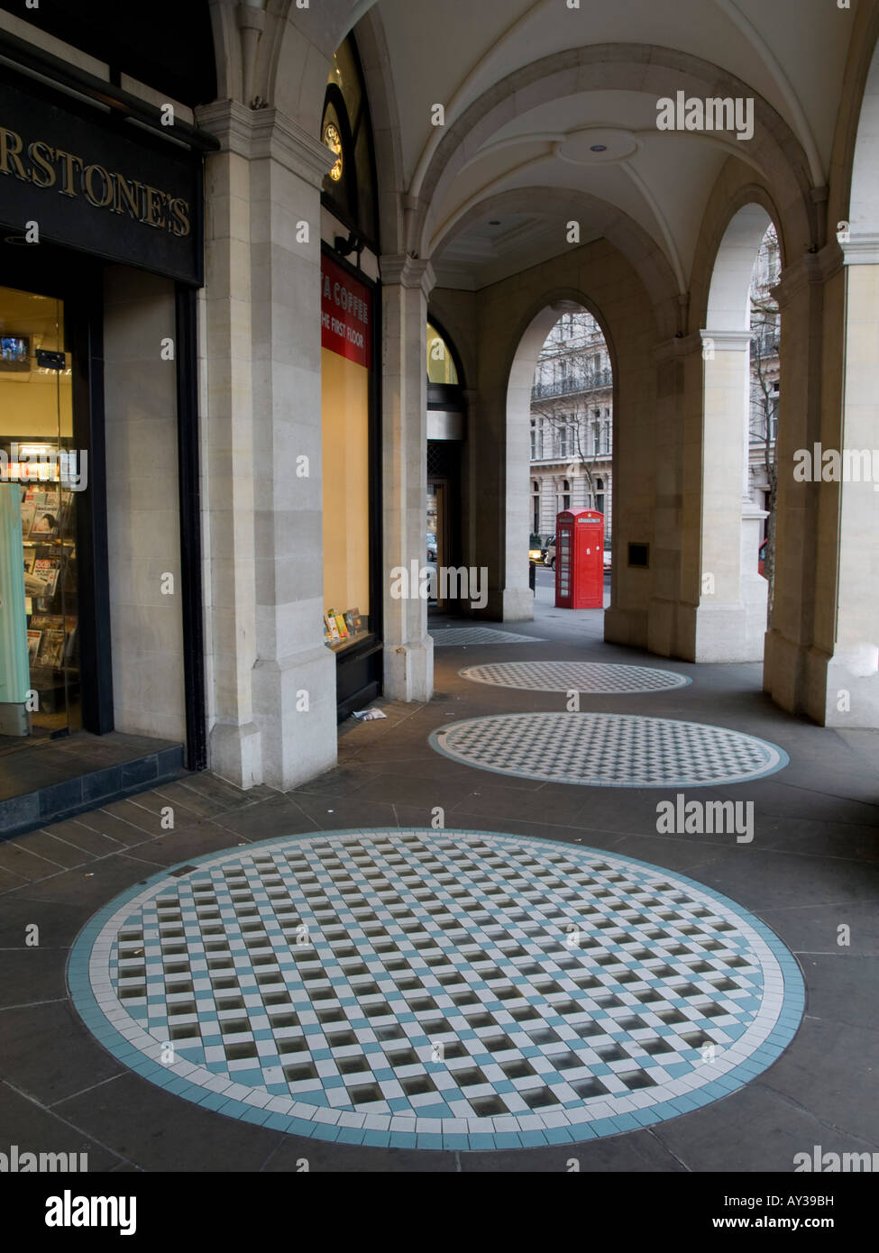 Europa REGNO UNITO Inghilterra Londra arcade northumberland avenue Foto Stock