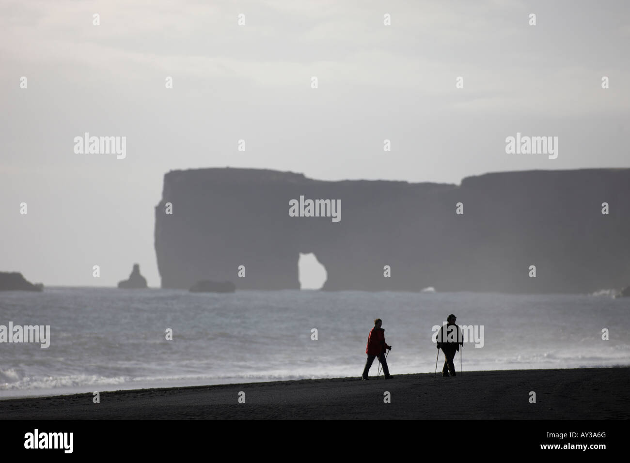 Presso la spiaggia di Reynisfjara Dyrholaey distanza in Islanda Foto Stock