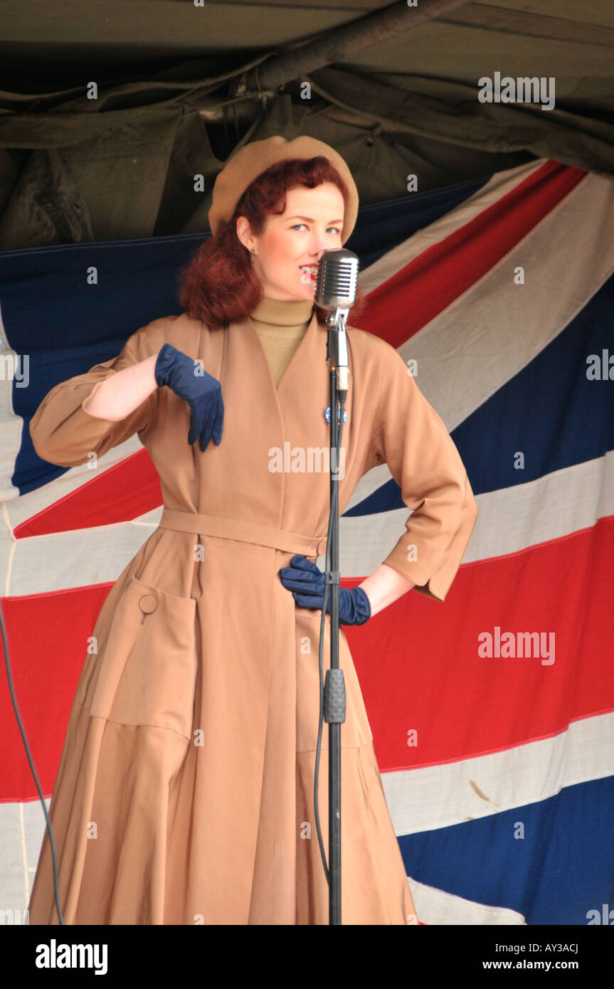 Cantante femminile di eseguire a Crich forties weekend Parco Nazionale di Peak District Derbyshire England Regno Unito Foto Stock