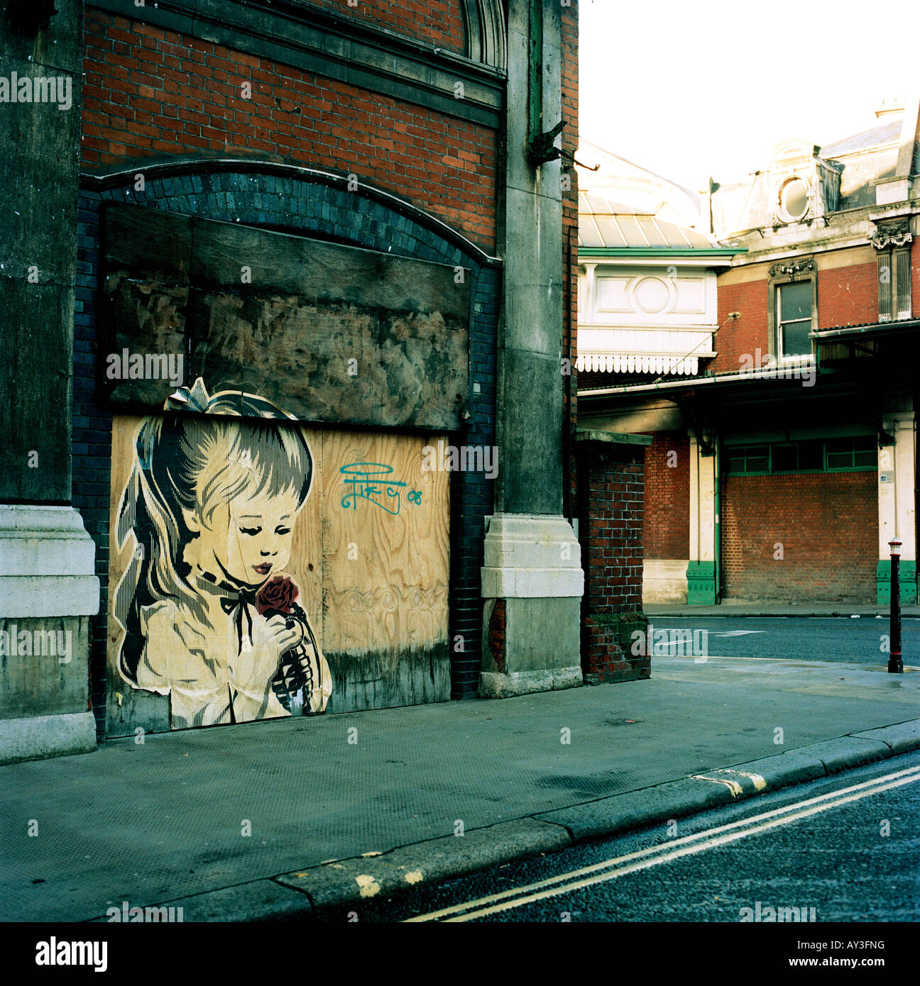 Arte di strada nella zona londinese di Smithfield dell'artista americano Shepard Fairey Foto Stock