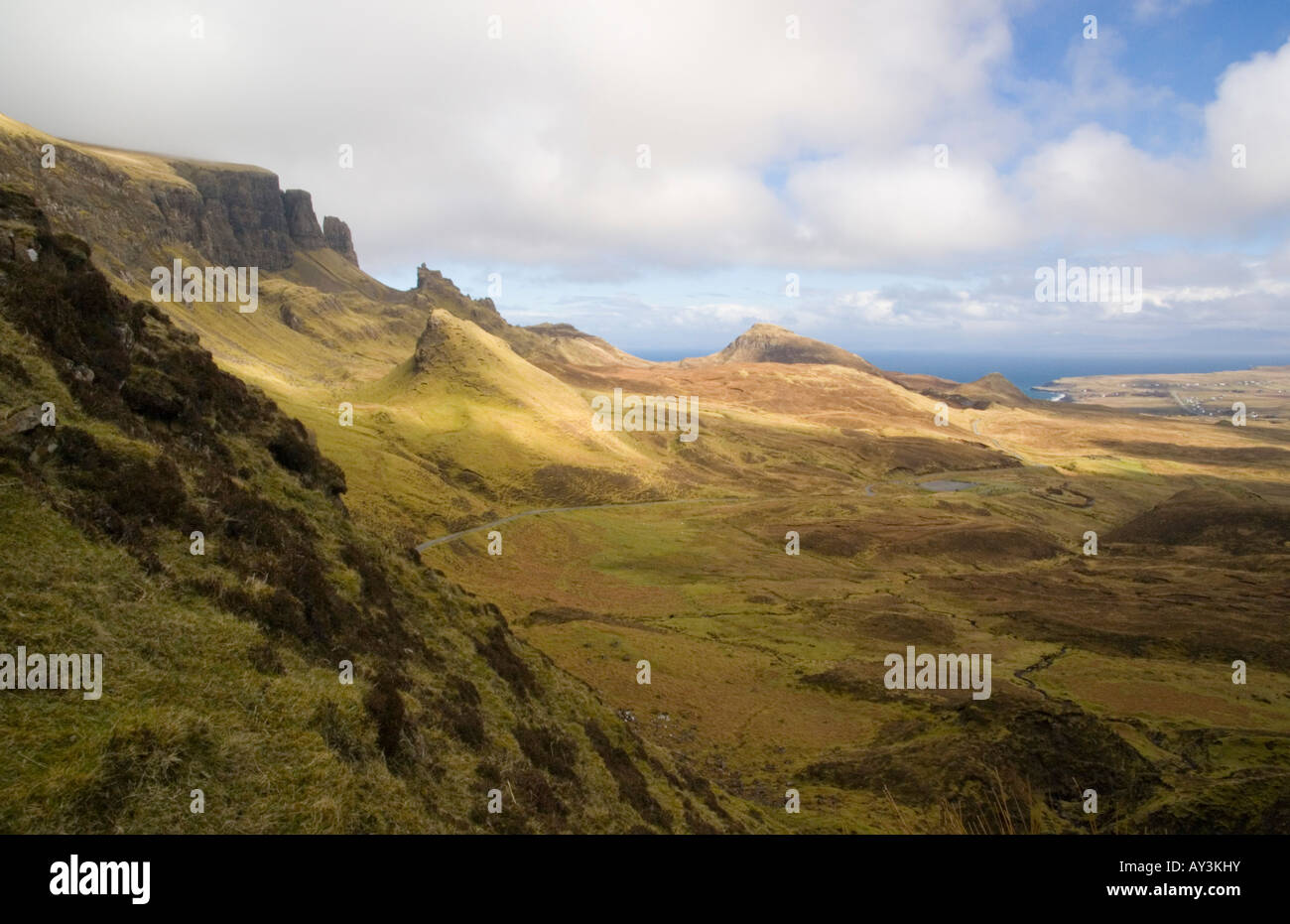 Quiraing vista sulla baia di Staffin Trotternish Isola di Skye in Scozia UK Foto Stock