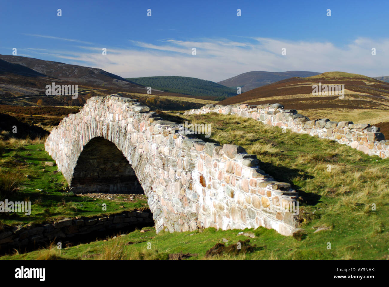 Delavine ponte sulla vecchia strada militare nel Parco Nazionale di Cairngorms in Scozia Foto Stock