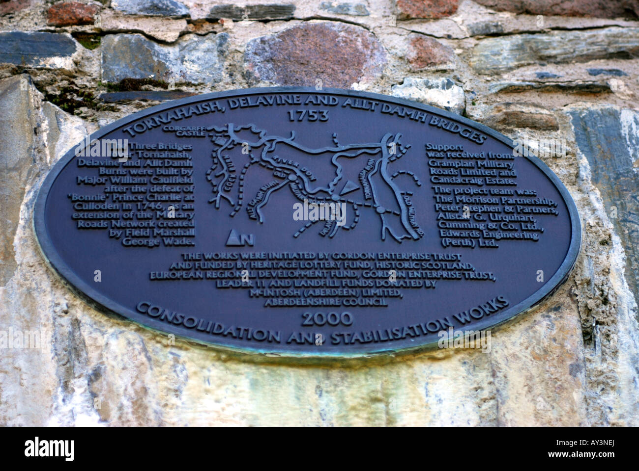Una lapide commemorativa a Delavine ponte sulla vecchia strada militare nel Parco Nazionale di Cairngorms in Scozia Foto Stock