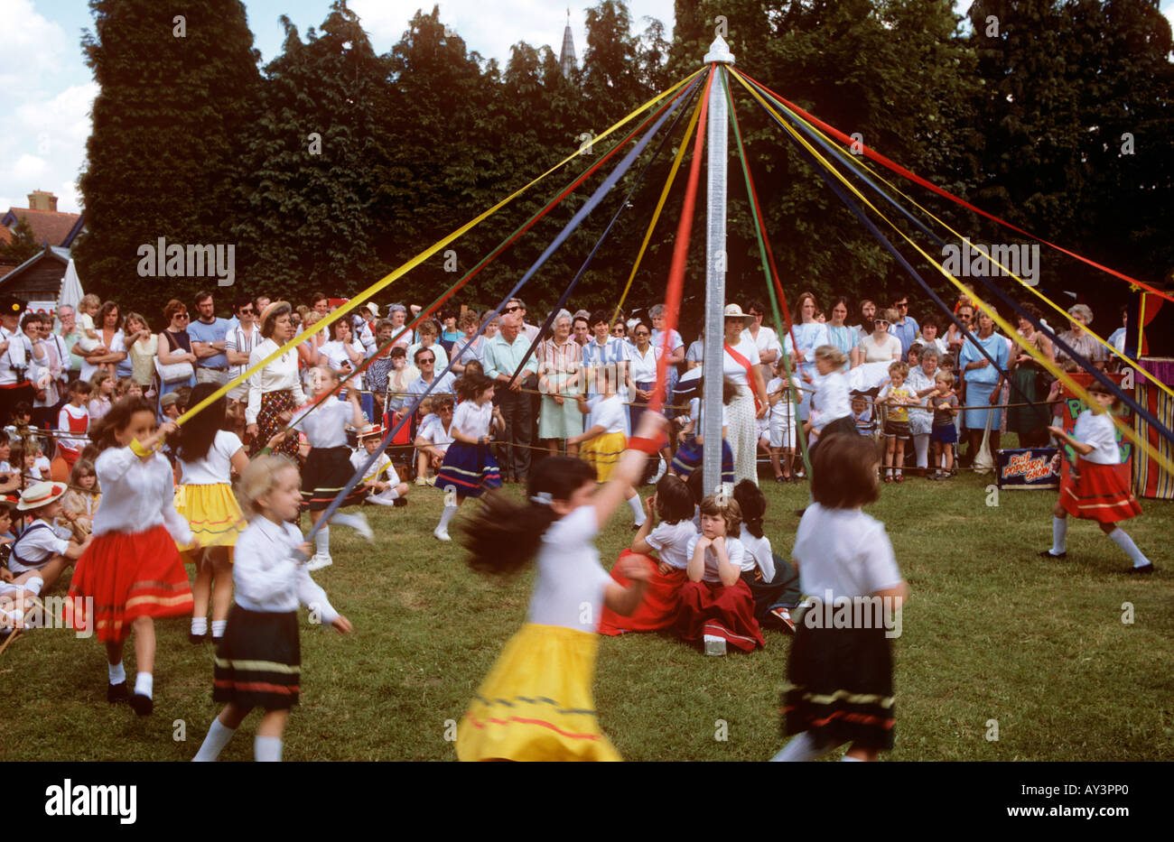 I bambini della scuola di ballo Maypole, Surrey, Regno Unito Foto Stock