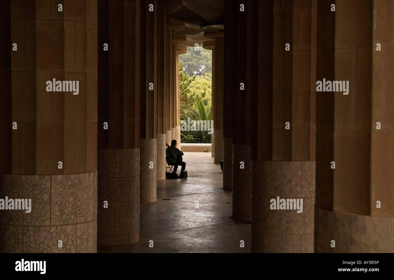 Busker nella Sala delle Colonne Parc Guell Barcellona Spagna Foto Stock