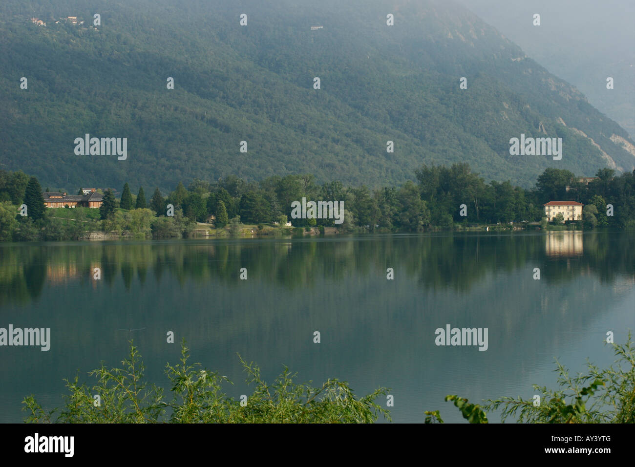 Sul lago grande di Avigliana Torino Piemonte. Foto Stock