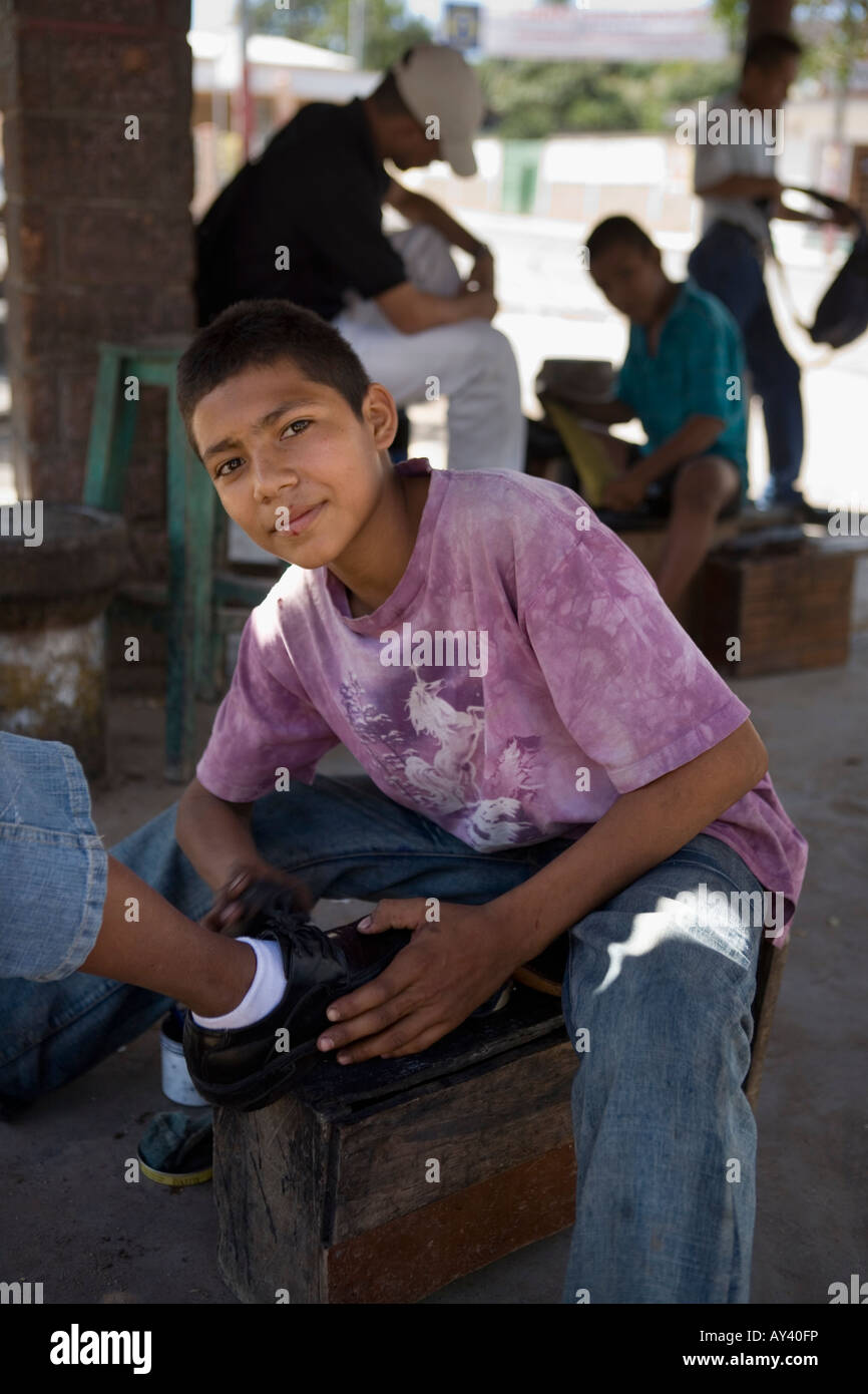 Lustrascarpe boys aka lustradores Condega Nicaragua Foto Stock