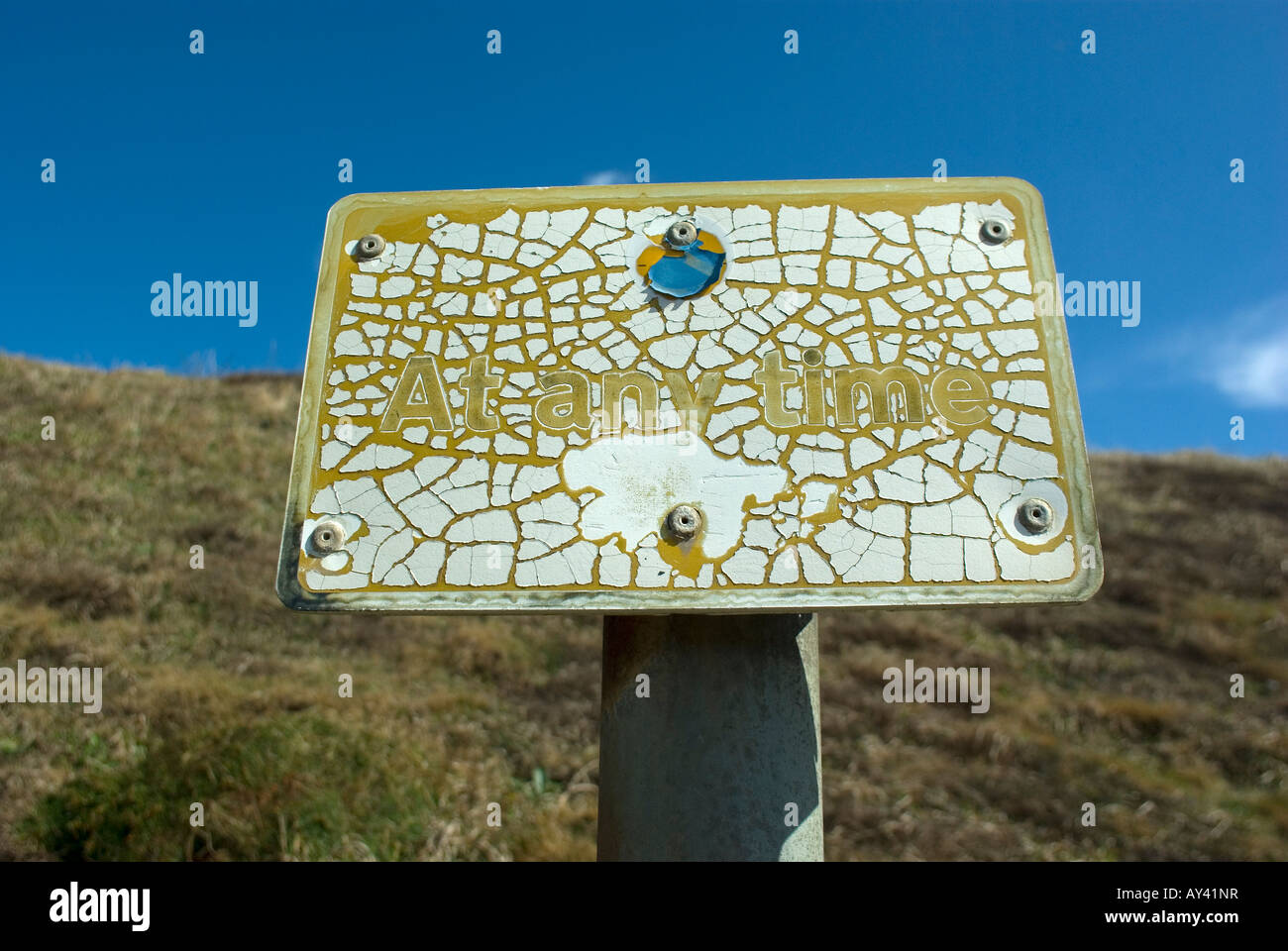 Sun imbianchiti nessun segno di parcheggio Cornwall Regno Unito Foto Stock