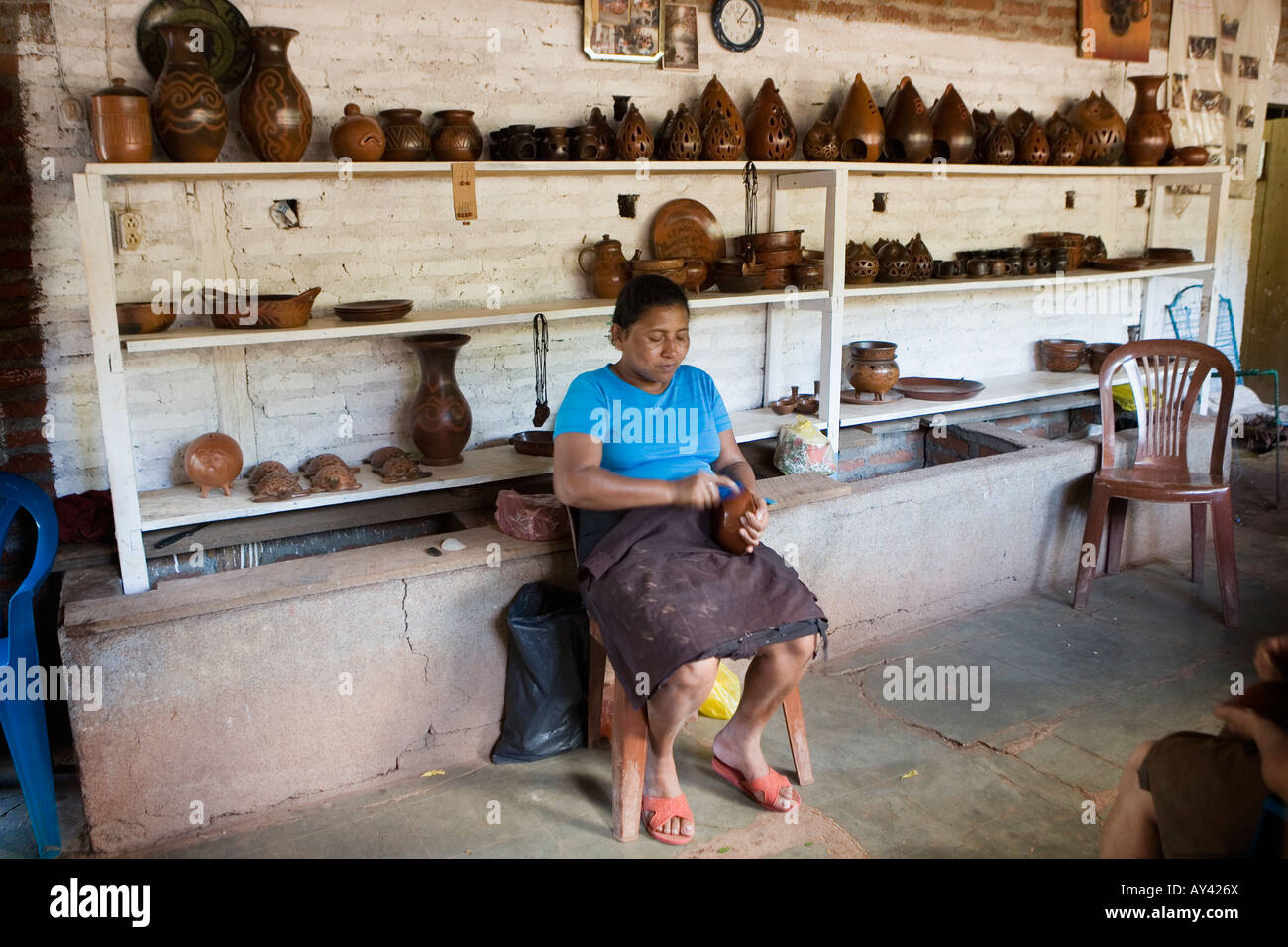 Donna ciotola di brunitura Taller de Ceramica Ceramica Ducuali cooperativa Grande Nicaragua Foto Stock