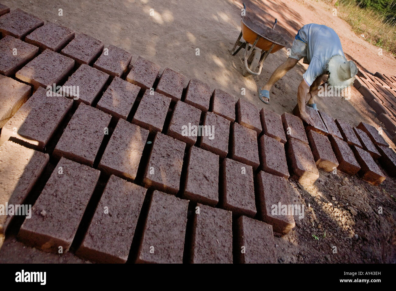 L'uomo facendo mattoni di adobe Ducuali Grande Nicaragua Foto Stock