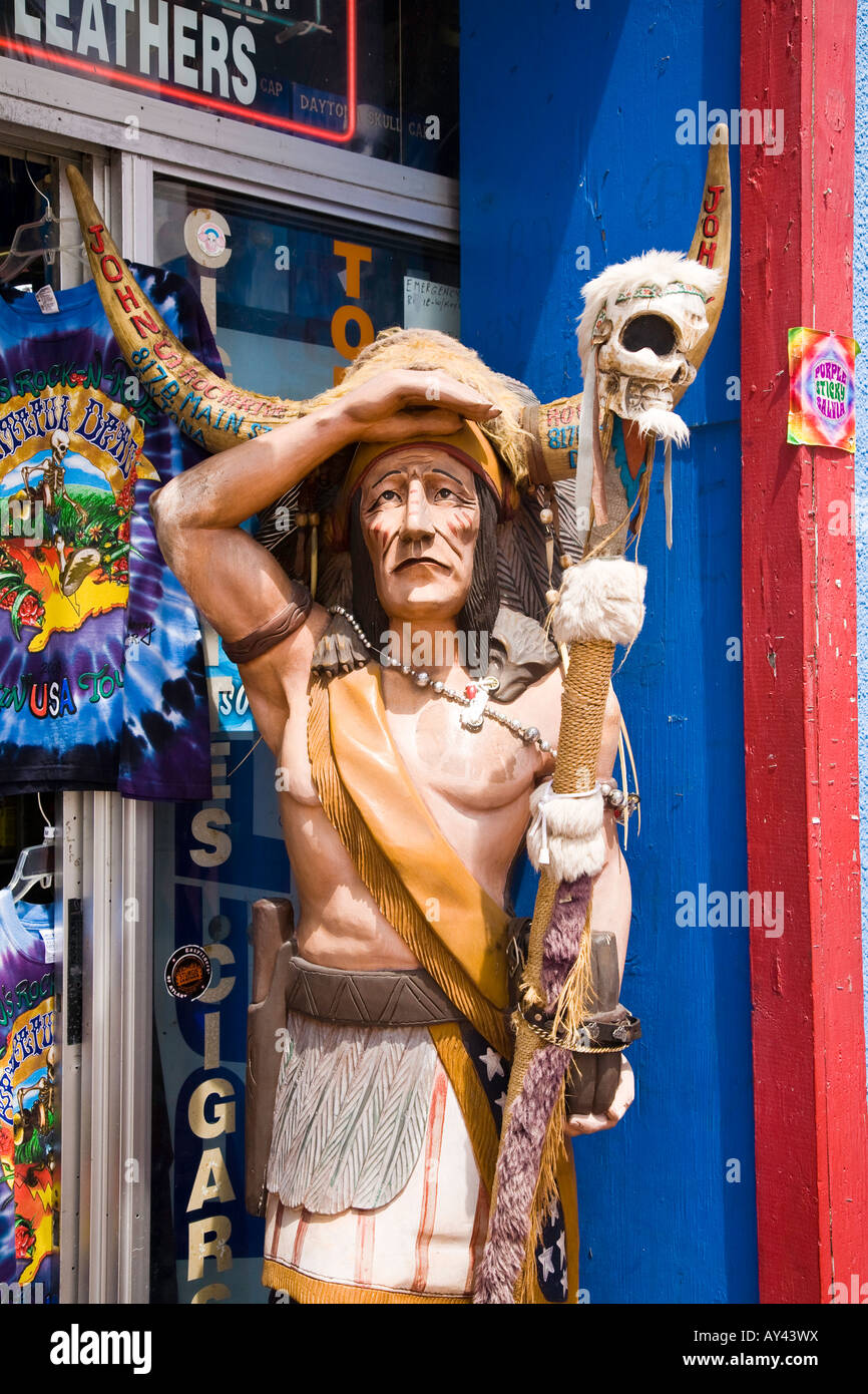 Icona del sigaro Americano indiano in vedetta presso un negozio di fronte a Daytona Florida Foto Stock