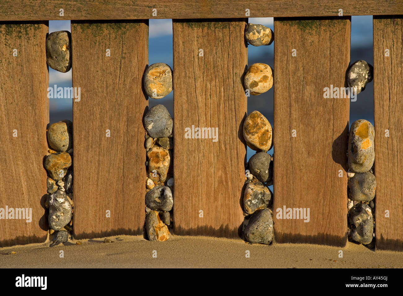Struttura di frangionde difese mare Norfolk UK Winter Foto Stock