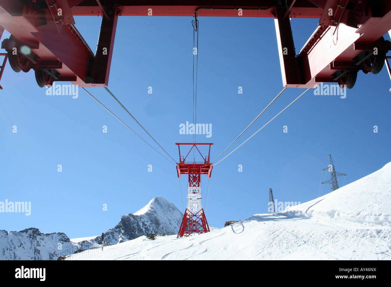 Basso angolo vista di ski lift in Zell am Zee ski resort, Austria. Foto Stock