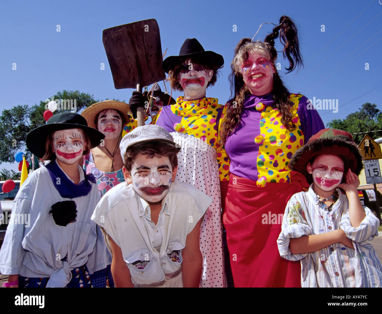 Un sacco di Clowning Around avviene al 4 di luglio parade di Capitan, Nuovo Messico. Foto Stock
