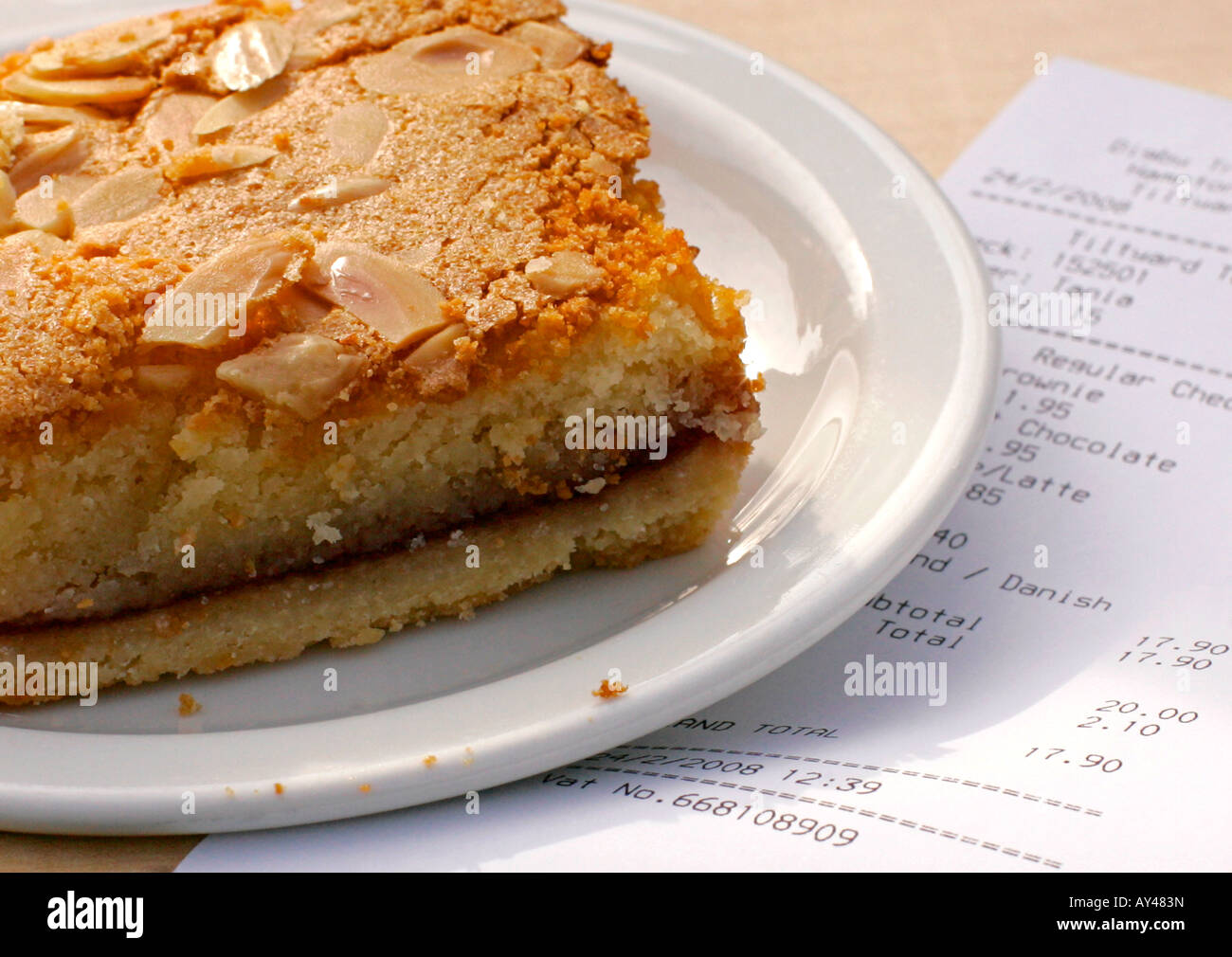 Una vista ravvicinata di una fetta di torta di mandorle e una ricevuta Foto Stock