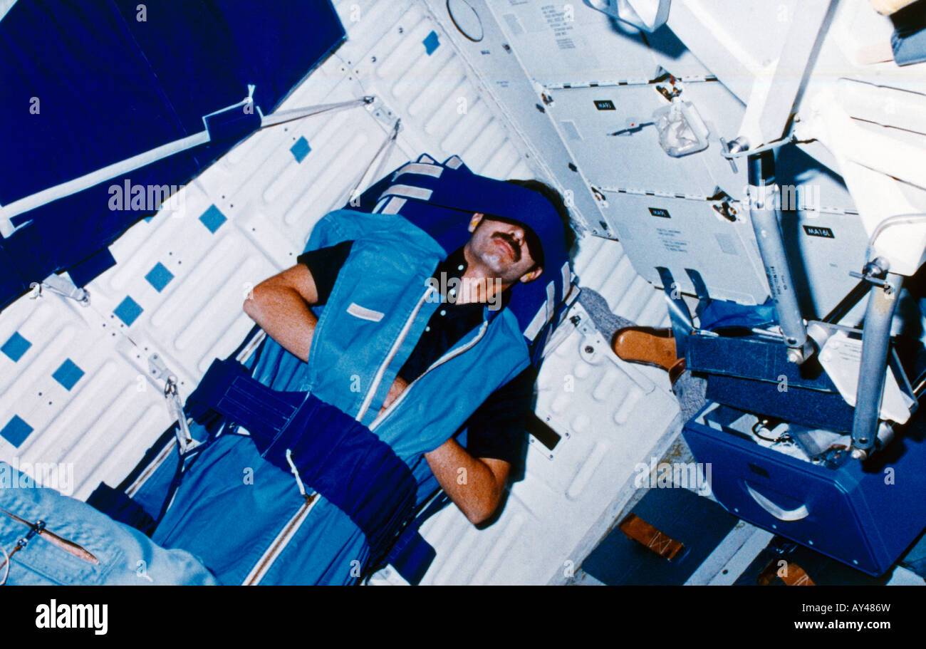 Astronauta dorme nello spazio Foto Stock