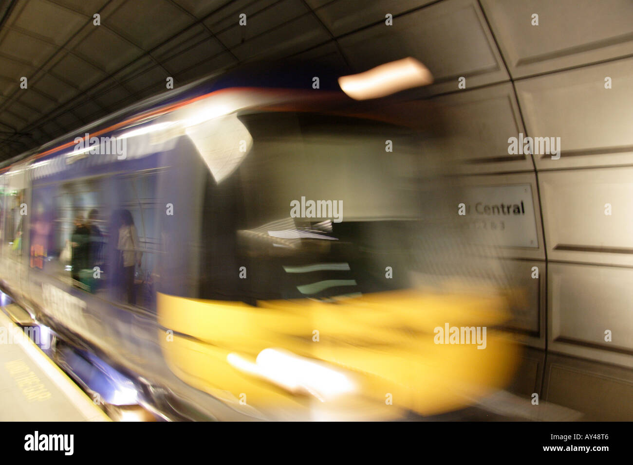 Treno Heathrow Express tirando all'Aeroporto di Londra Heathrow alla Stazione Centrale Foto Stock