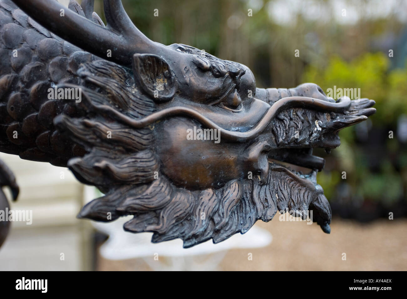 Giardino decorativo scultura a forma di drago Foto Stock